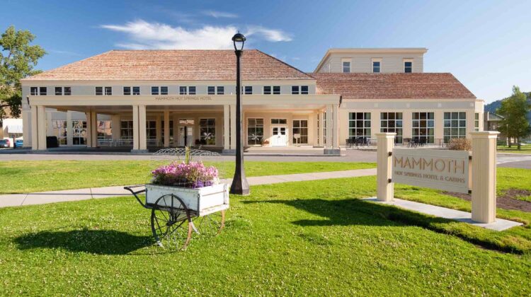 Mammoth Hot Springs Hotel