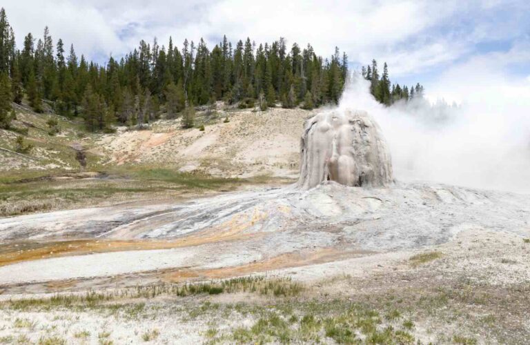 Lone-Star-Geyser-NPS-Jacob-W.-Frank